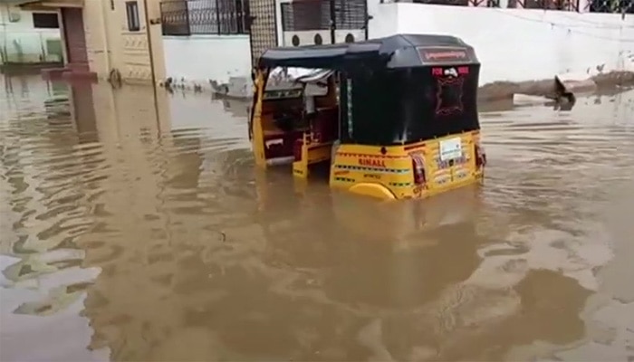 বৃষ্টিতে স্তব্ধ হায়দরাবাদ, মৃত ৩