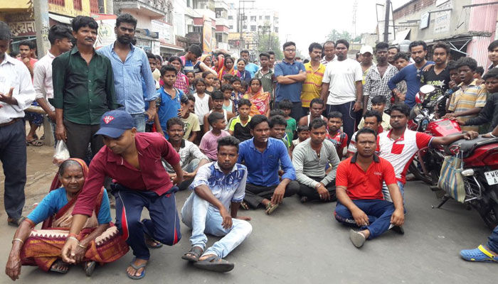 মদ ও জুয়ার ঠেকের প্রতিবাদ করে আক্রান্ত বাবা এবং ছেলে