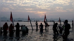 কার্তিক পূর্ণিমার পবিত্র গঙ্গাস্নানে জমজমাট হরিদ্বার, বারাণসী, ভুবনেশ্বর
