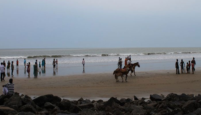 খারাপ আবহাওয়ার কারণে সমুদ্রে নামতে নিষেধাজ্ঞা দিঘায়