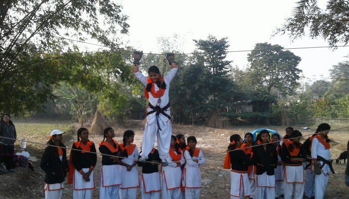 ছাত্রীদের আত্মবিশ্বাস বাড়াতে রোপ ক্লাইম্বিং শিবির