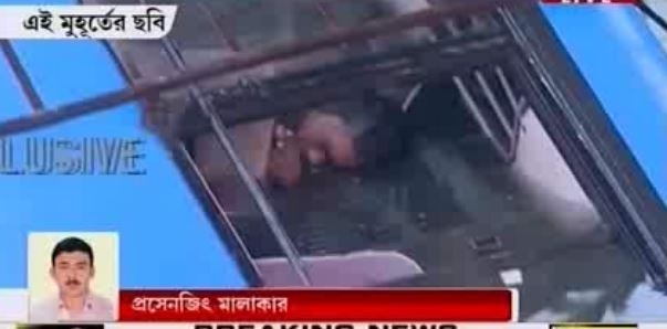 বাসের জানলায় মাথা রেখে ঘুমিয়েছিলেন, আর চোখ খোলা হল না!