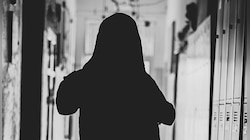 সিনেমা হলের বাইরে প্রকাশ্যে ধর্ষণ তরুণীকে