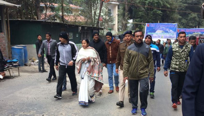 কেমন আছেন, প্রশ্ন নিয়ে দার্জিলিয়ের পথে ঘাটে মমতা