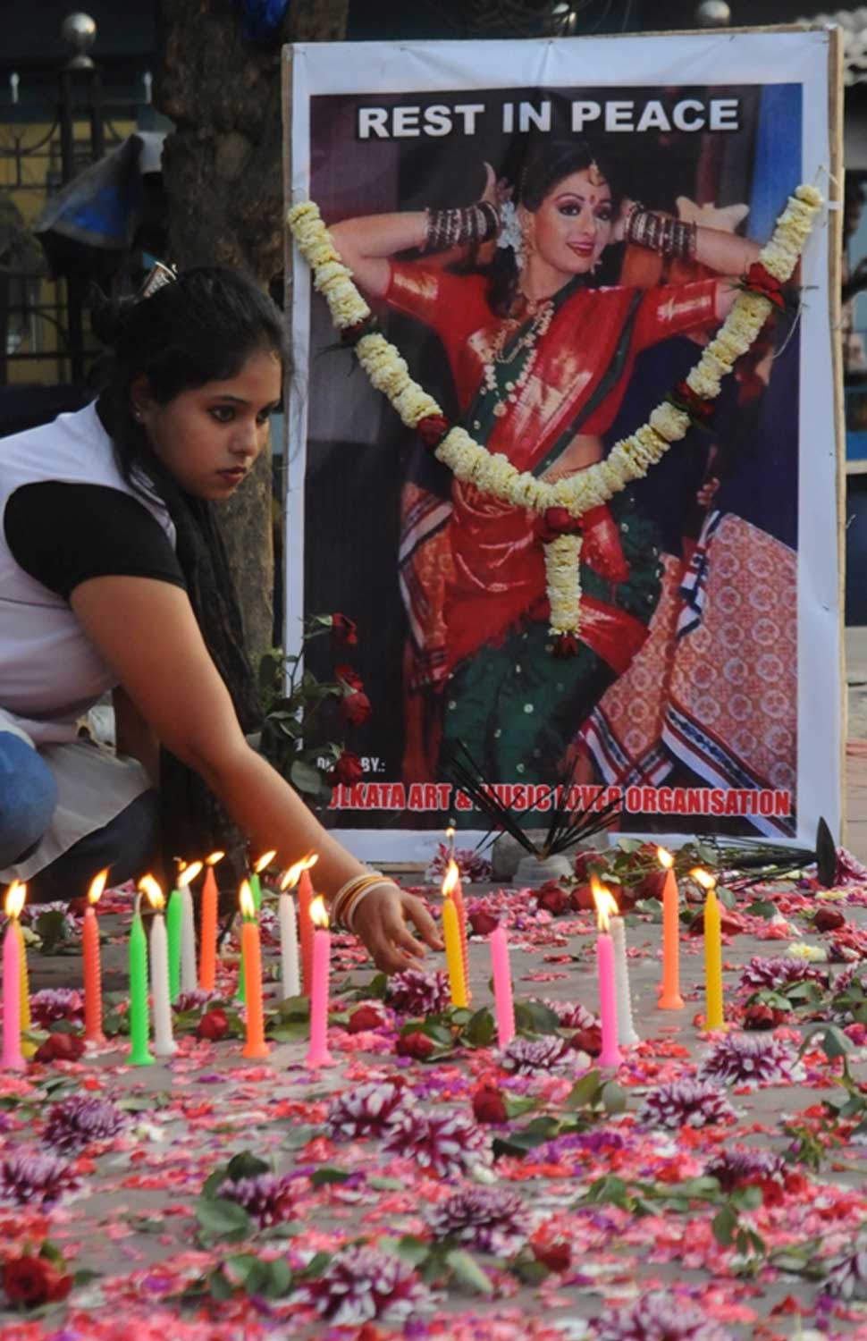 দেশজুড়ে শ্রীদেবীকে শ্রদ্ধাজ্ঞাপন ভক্তদের