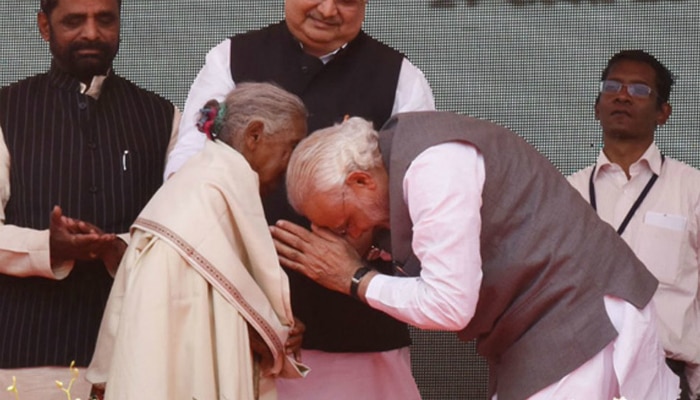 টুইটারে নিজেই ওই মহিলার পরিচয় প্রকাশ করেছেন প্রধানমন্ত্রী। 