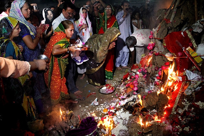 রাজস্থান সীমান্তের ওপারেই পাকিস্তানের সিন্ধ প্রদেশ থেকে এপারে এসেছিলেন প্রায় পাঁচশো জন হিন্দু। ভারতে নিরাপদ আশ্রয়ের খোঁজে এসেছিলেন তাঁরা। 