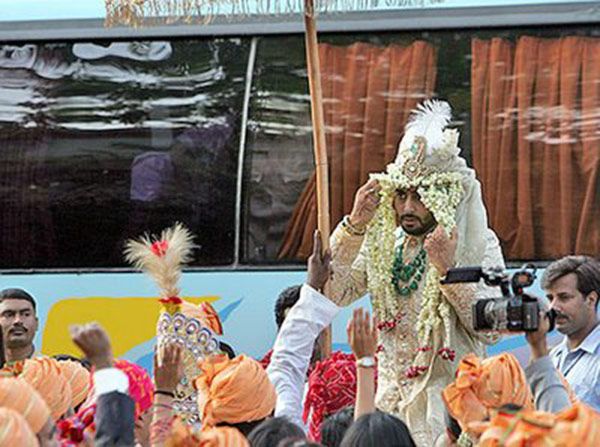 সাতপাক ঘোরার ১১ বছর, অভিষেক-ঐশ্বর্যর বিয়ের এই ছবি দেখেছেন..