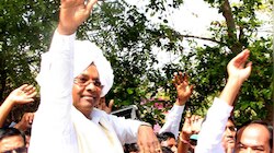 গ্রামের রাস্তাঘাট উন্নয়নে কৃতিত্ব মোদীর, মুখ ফসকে নরেন্দ্র-বিভ্রাট সিদ্দারাম