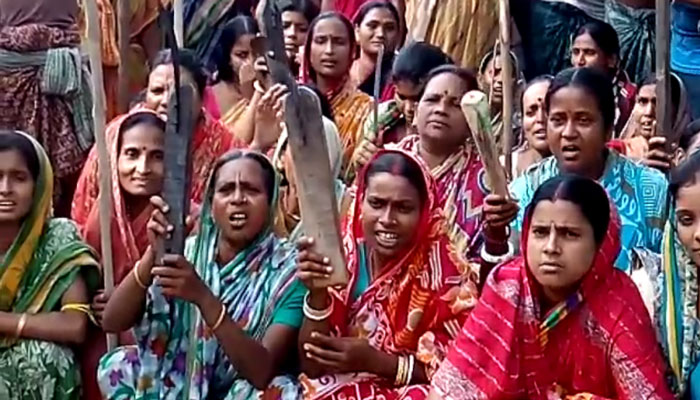 বঁটি হাতে বুথ পাহারায় গ্রামের &#039;রণংদেহী&#039; নারীশক্তি, দেখুন ভিডিও