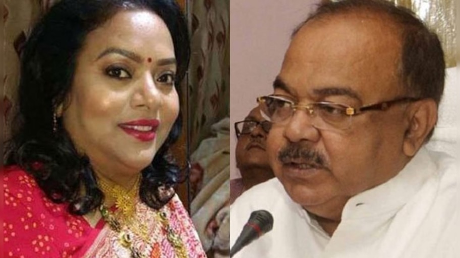 মেয়ের ভিসায় স্বাক্ষর চাই, মেয়রের বাড়ির সামনে সারা রাত ধরনা রত্নার 