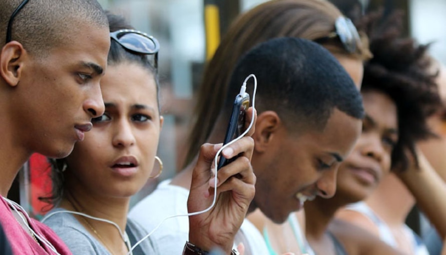 মোবাইলে ইন্টারনেট চালু করল কিউবা 