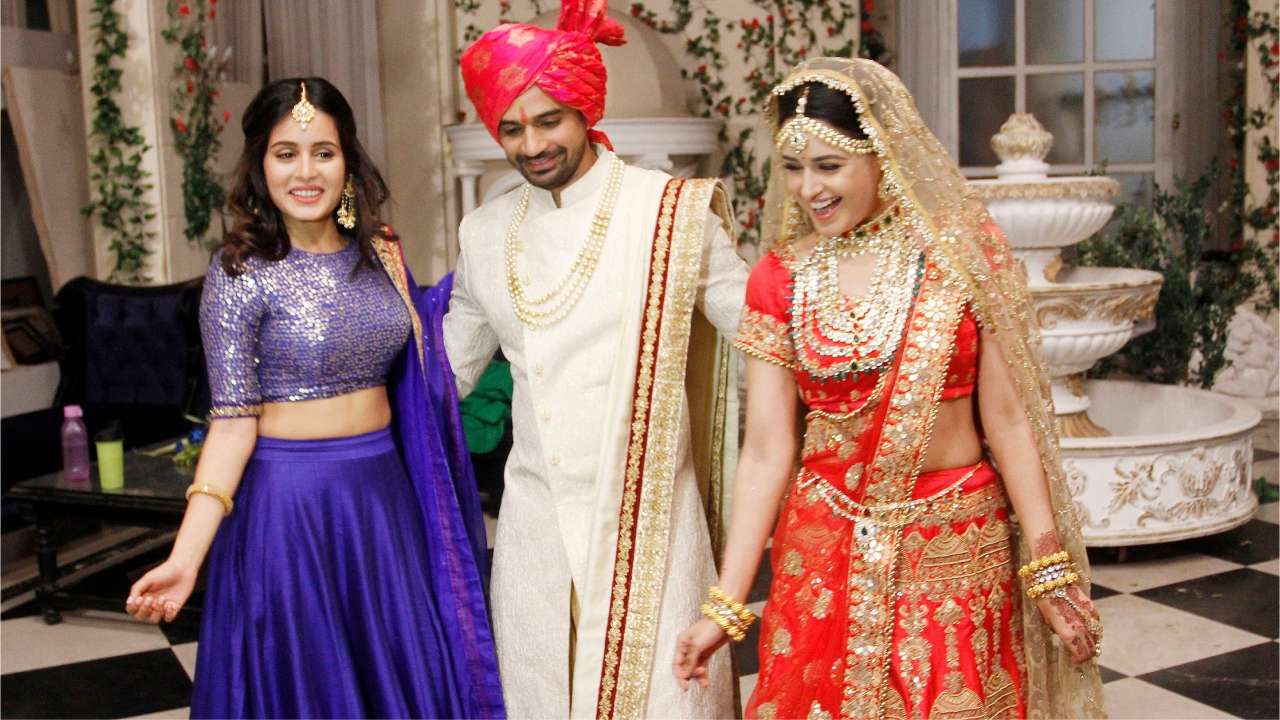 Magistral yolda bir qizning mashinasi buzilib ketibdi. Test paytida qaynona haqida porno hikoyalar