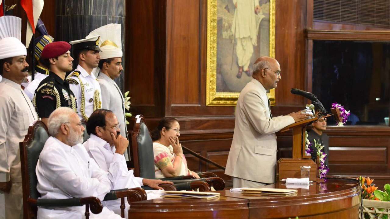 সংসদে বক্তব্য রাখছেন রাষ্ট্রপতি রামনাথ কোবিন্দ। এদিন অন্ধ্রপ্রদেশকে বিশেষ রাজ্যের মর্যাদা দেওয়া নিয়ে উত্তাল হয় সংসদ। 