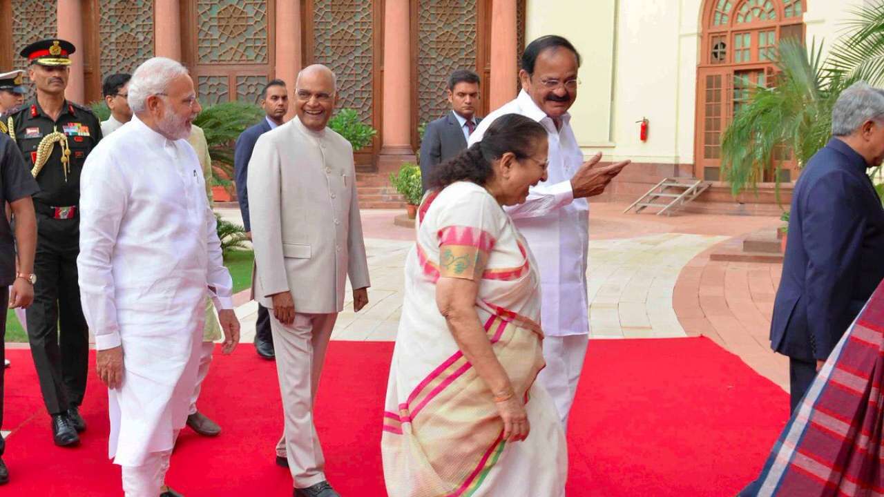 সংসদে ঢোকার পথে রাষ্ট্রপতি রামনাথ কোবিন্দ, প্রধানমন্ত্রী নরেন্দ্র মোদী ও স্পিকার সুমিত্রা মহাজন। মোদী বলেন, এই অনুষ্ঠানে শাসক-বিরোধী সাংসদদের এমন শান্তভাবে বসে থাকতে দেখে গোটা দেশ চমকে যাবে।