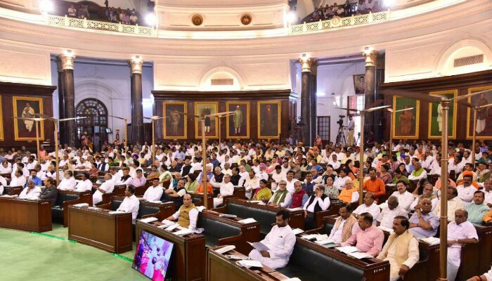 কারণে-অকারণে লোকসভা ও রাজ্যসভার অধিবেশন পণ্ড হওয়াটাই যেন নিয়মে পরিণত হয়েছে। এদিন প্রধানমন্ত্রী নরেন্দ্র মোদী বলেন, ''দেশের স্বার্থে সচল রাখতে উভয় কক্ষকে''। এর পাশাপাশি সাংসদের মনে করিয়ে দিলেন, প্রান্তিক ও গরিব মানুষের কণ্ঠস্বর হয়ে উঠতে হবে জনপ্রতিনিধিদের। 