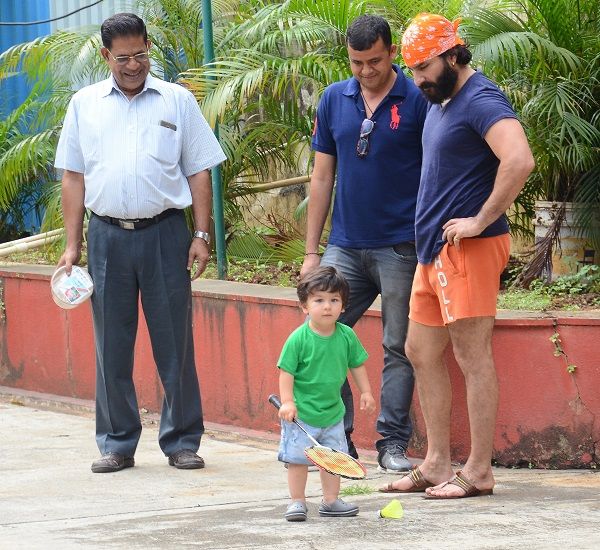 ব্যাডমিন্টন খেলছে তৈমুর! দেখুন সেই ছবি...