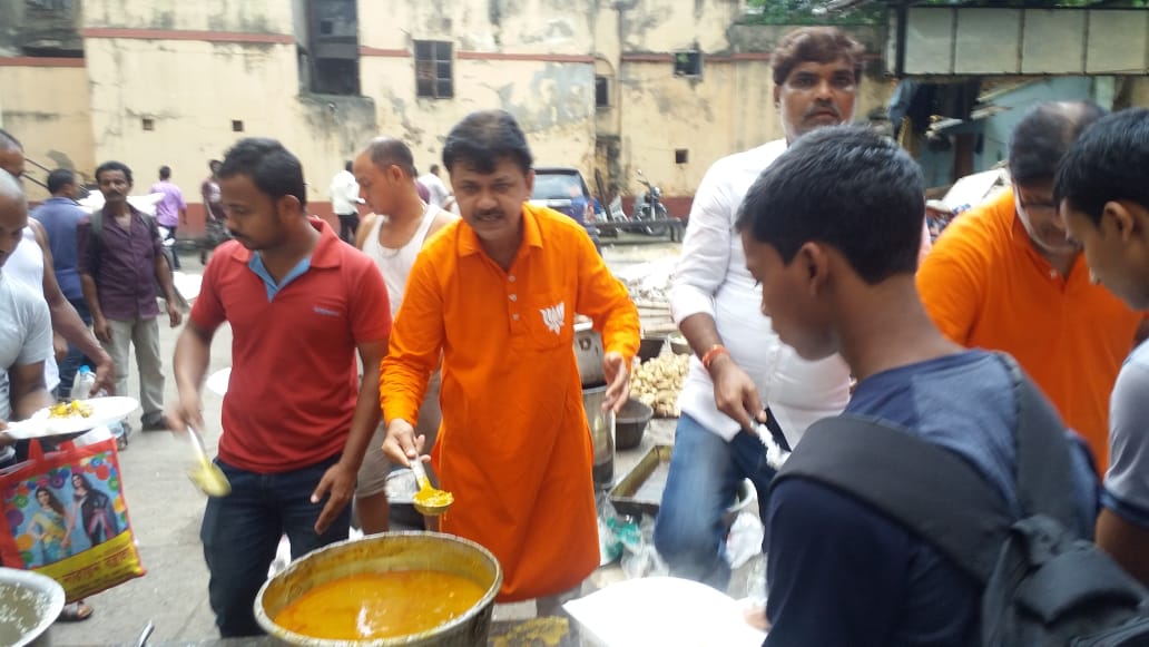 কিন্তু, আমিষভোজী বাঙালির মুখে কি আদৌ নিরামিষ ভাল লাগে? বাঙালির দল হতে গেলে তো মাছের ঝোল-ভাত মাস্ট। 