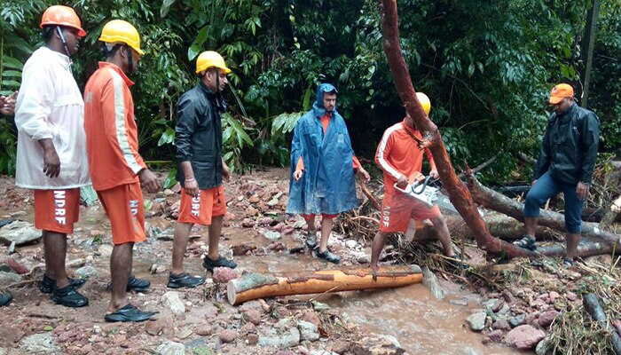 রাজ্যের পালাক্কাদ, মাল্লাপুরম, কান্নুর, এরনাকুলাম, ইডুক্কি, ওয়ানদ জেলার ভারী থেকে অতিভারী বর্ষণের পূর্বাভাস দিয়েছে আবহাওয়া দফতর। ইতিমধ্যেই রাজ্যে কমপক্ষে ১৫০০ বাড়ি ভেঙে পড়েছে।