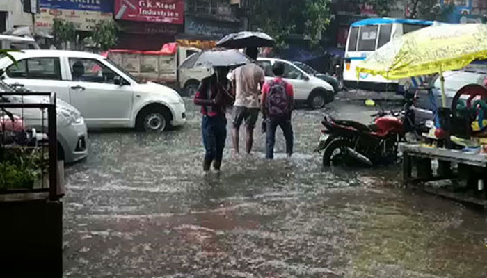 বৃষ্টিতে ভিজলে এই উপকারগুলি হবে আপনার ...