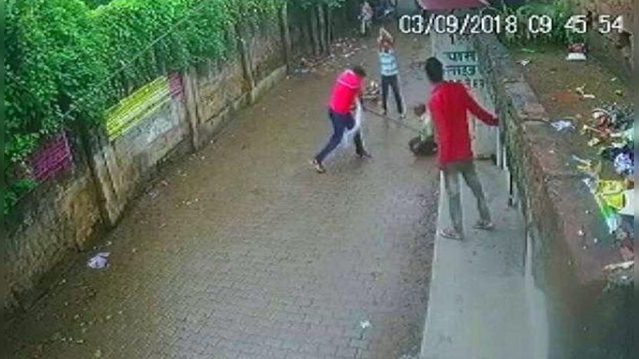 ইলাহাবাদে প্রকাশ্যে পিটিয়ে খুন প্রাক্তন পুলিসকর্মীকে, ভাইরাল হল ফুটেজ