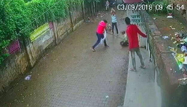 ইলাহাবাদে প্রকাশ্যে পিটিয়ে খুন প্রাক্তন পুলিসকর্মীকে, ভাইরাল হল ফুটেজ ইলাহাবাদে প্রকাশ্যে পিটিয়ে খুন প্রাক্তন পুলিসকর্মীকে, ভাইরাল হল ফুটেজ