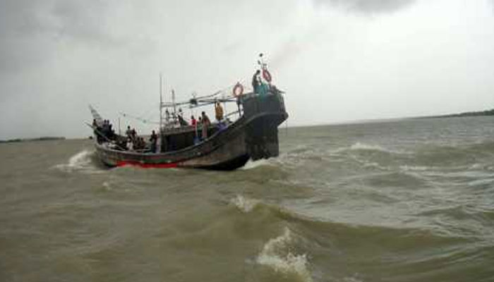 পুলিসের জালে চোরাকারবারিদের ট্রলার