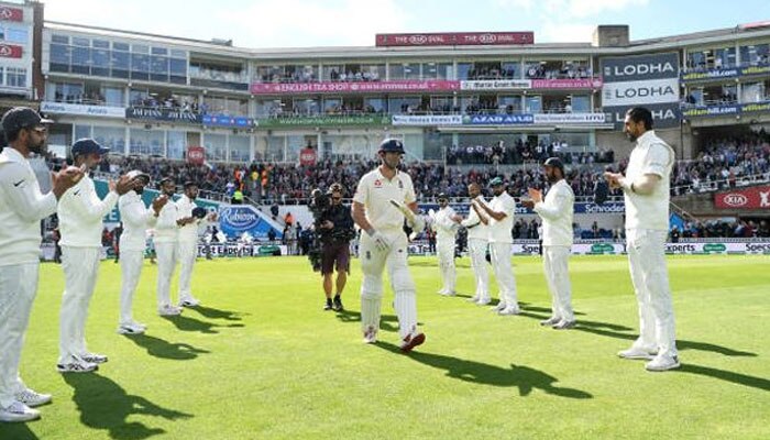 Alastair Cook receives guard of honour 2