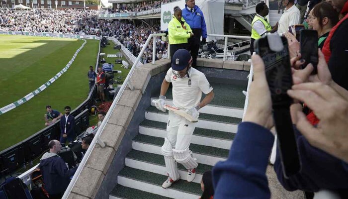 Alastair Cook receives guard of honour 1