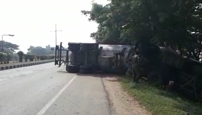 জাতীয় সড়কে উলটে গেল গ্যাস ট্যাঙ্কার, আতঙ্ক