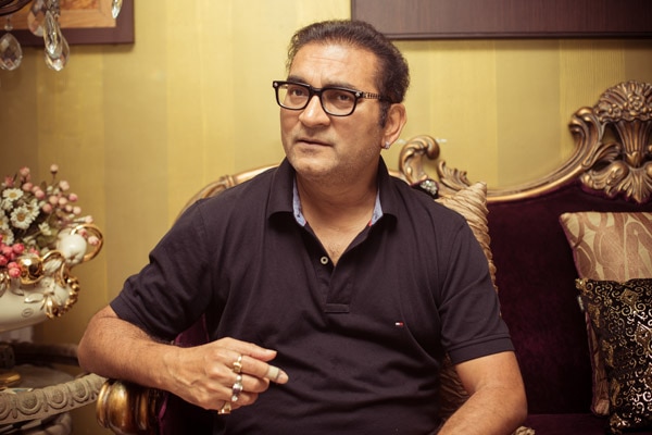 pic2 জোর করে চুমু খাওয়ার চেষ্টা, যৌন হেনস্থার অভিযোগ অভিজিতের বিরুদ্ধে