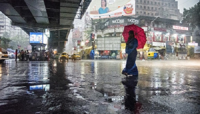 চতুর্থীর দুপুরে বৃষ্টি নামল কলকাতায়, সন্ধ্যাতেও চলবে বৃষ্টি