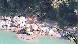 তিস্তায় গড়িয়ে পড়ে ২ টুকরো ডাম্পার