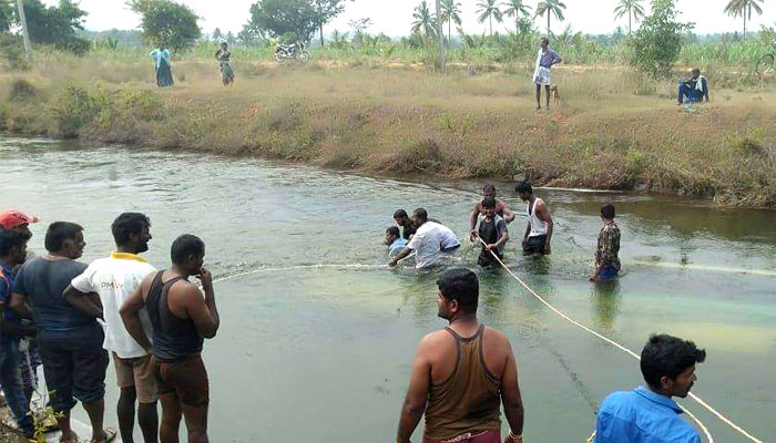 কর্ণাটকে নিয়ন্ত্রণ হারিয়ে খালে পড়ল যাত্রীবাহী বাস, মৃত কমপক্ষে ২৫ 