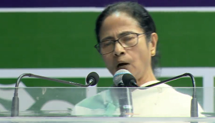 ইভিএম নিয়ে কমিশনকে তোপ, বলরামপুরে বিজেপিকেও বিঁধলেন মমতা ইভিএম নিয়ে কমিশনকে তোপ, বলরামপুরে বিজেপিকেও বিঁধলেন মমতা