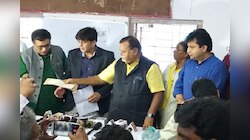 বিষমদ কাণ্ডে ক্ষতিপূরণের চেক তুলে দিলেন পার্থ চট্টোপাধ্যায়