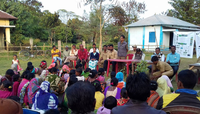 গ্রাম ঘুরে  গিয়ে বন্যজন্তু মোকাবিলার পাঠ বাতলালেন বনআধিকারিকরা