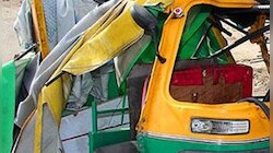 ঘন কুয়াশায় অটো ও লরির মুখোমুখি সংঘর্ষ 