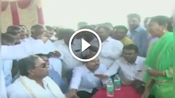 ভিডিয়ো: কর্ণাটকে মহিলার ওড়না ধরে টানলেন প্রাক্তন মুখ্যমন্ত্রী সিদ্দারামাইয়া