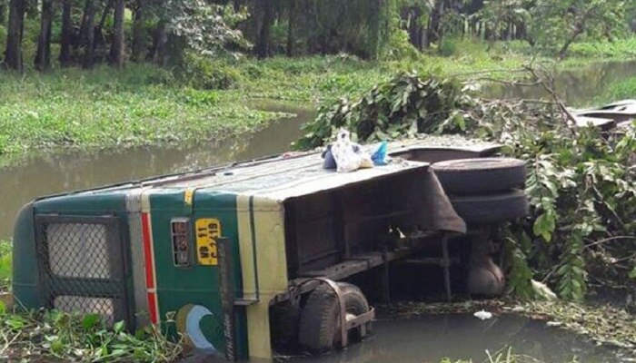 দু-তিনবার পাল্টি খেয়ে যাত্রীবোঝাই বাস পড়ল নয়ানজুলিতে!