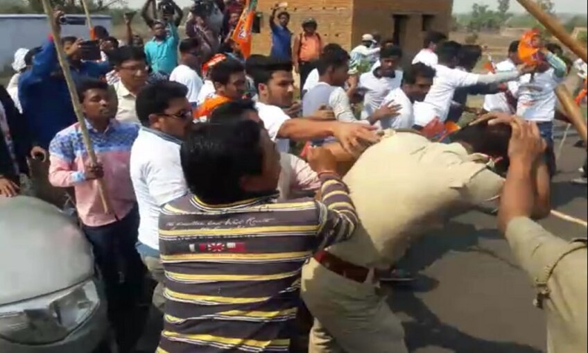 বাবুল সুপ্রিয়র মিছিল আটকাতেই ডান্ডা হাতে পুলিসের উপর ঝাঁপাল বিজেপি কর্মীরা, জখম ওসি