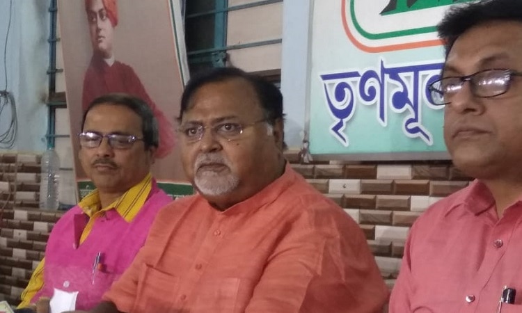 'এরাজ্যে দাঁত ফোটাতে পারবে না দাঙ্গাবাজরা', হুঁশিয়ারি পার্থর, পাল্টা দিলীপের 'এরাজ্যে দাঁত ফোটাতে পারবে না দাঙ্গাবাজরা', হুঁশিয়ারি পার্থর, পাল্টা দিলীপের