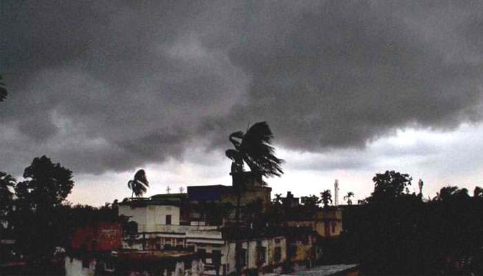 সকাল থেকেই আকাশের মুখ ভার; দক্ষিণবঙ্গে শুরু বৃষ্টি, বেলা গড়ালে দুর্যোগ বাড়ার সম্ভাবনা