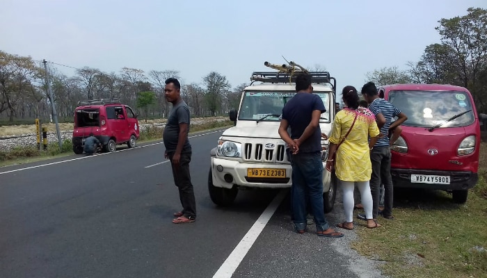 মালবাজারে জাতীয় সড়কে উড়ছে নোট,পকেটে পুরতে গিয়ে দুর্ঘটনা  