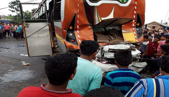 কোলাঘাটে ট্রাকের ধাক্কায় গাড়ি ঢুকে গেল বাসের নীচে, মৃত ২