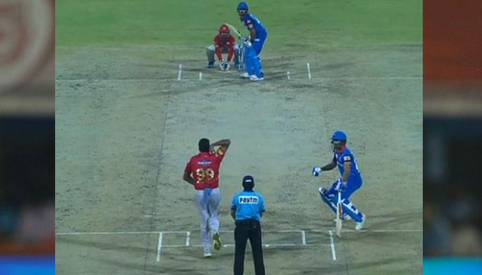 IPL 2019: অশ্বিনের &#039;মাঁকড়ীয়&#039; আউট থেকে বাঁচতে এবার যা করলেন &#039;গব্বর&#039;, দেখুন ভিডিয়ো