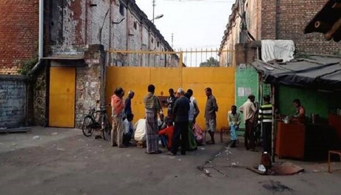 শ্রীরামপুরের বন্ধ জুটমিল খোলার দাবিতে অবস্থান বিক্ষোভ ৩ হাজার শ্রমিক