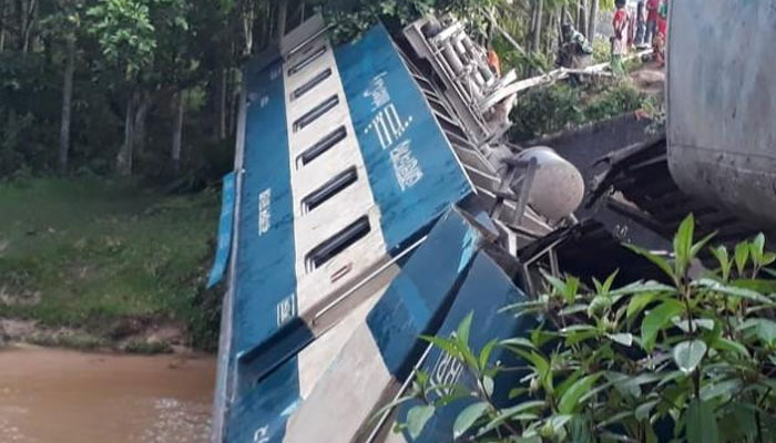 বাংলাদেশে কালভার্ট ভেঙে খালে ট্রেন, মৃত কমপক্ষে ৪, আহত শতাধিক