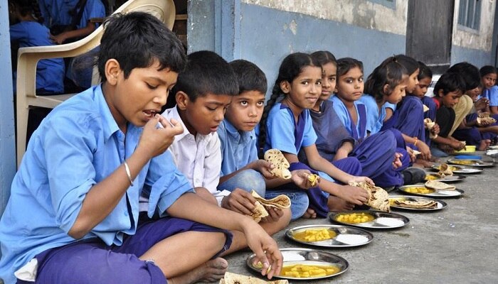 ফের মিড-ডে মিল &#039;দুর্নীতি&#039;, অঙ্গনওয়াড়ি কর্মীদের ঘরে আটকে বিক্ষোভ ক্যানিং-এ