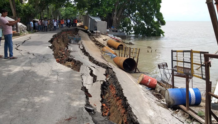 হুড়মুড়িয়ে নদীতে ধসে পড়ল ডায়মন্ডহারবার-কাকদ্বীপ জাতীয় সড়কের ৫০০ মিটার অংশ, বিচ্ছিন্ন যোগাযোগ ব্যবস্থা